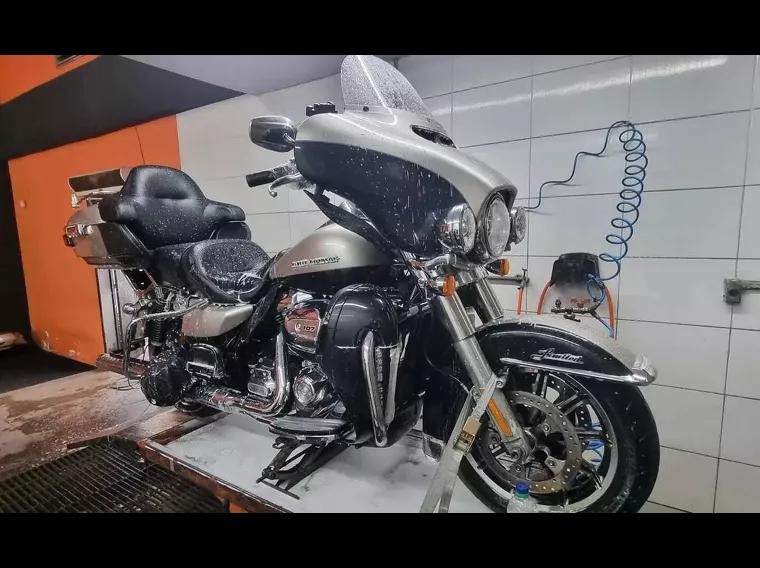 Harley-Davidson Ultra Limited Prata 3