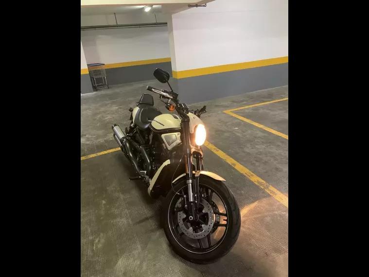 Harley-Davidson V-Rod Bege 4